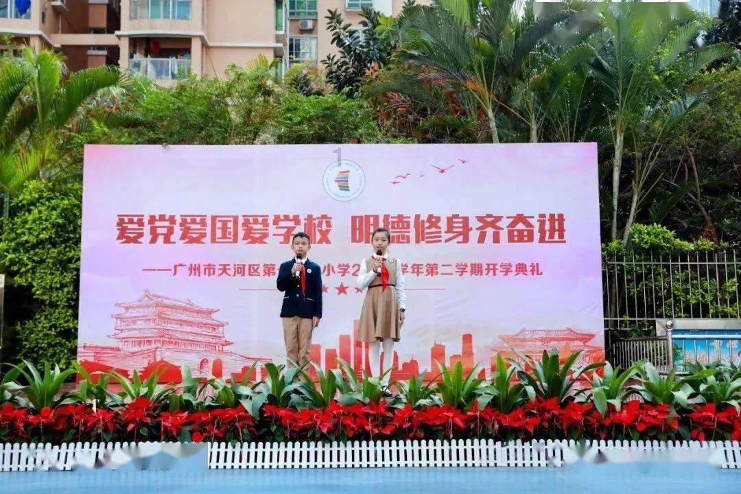 喻恩泰一家四口同框,夕阳下与小10岁妻子拥吻,两子女如出一辙!